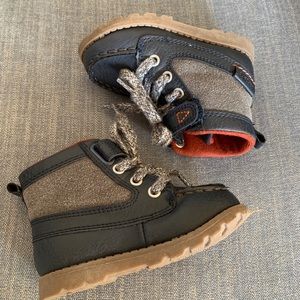 Sz 6 like new little boys Carters boots Navy Blue